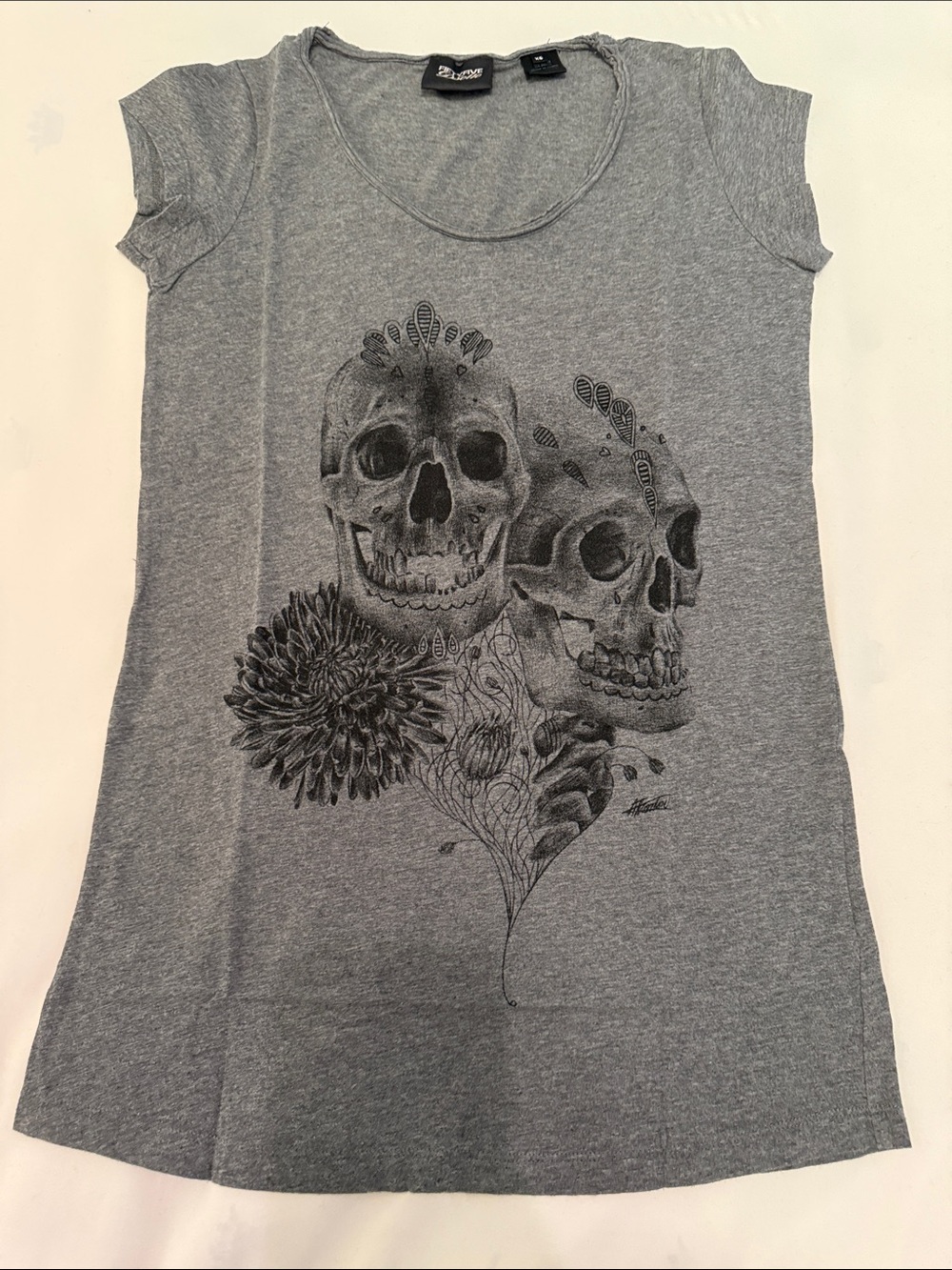 Women’s Gray Skull Graphic Short Sleeve Tee